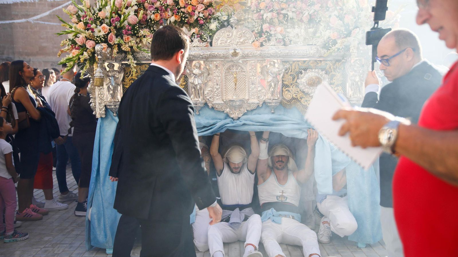 Vea la salida de la Hermandad de Los Ángeles de la Catedral de Almería