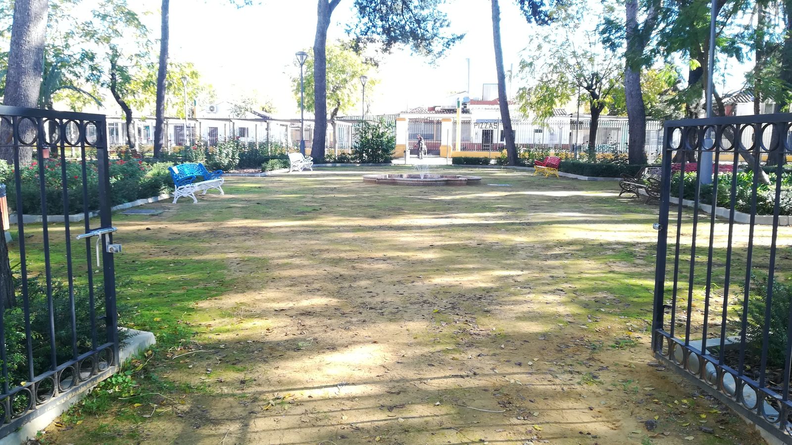 Acceso principal al jardín Reina Victoria