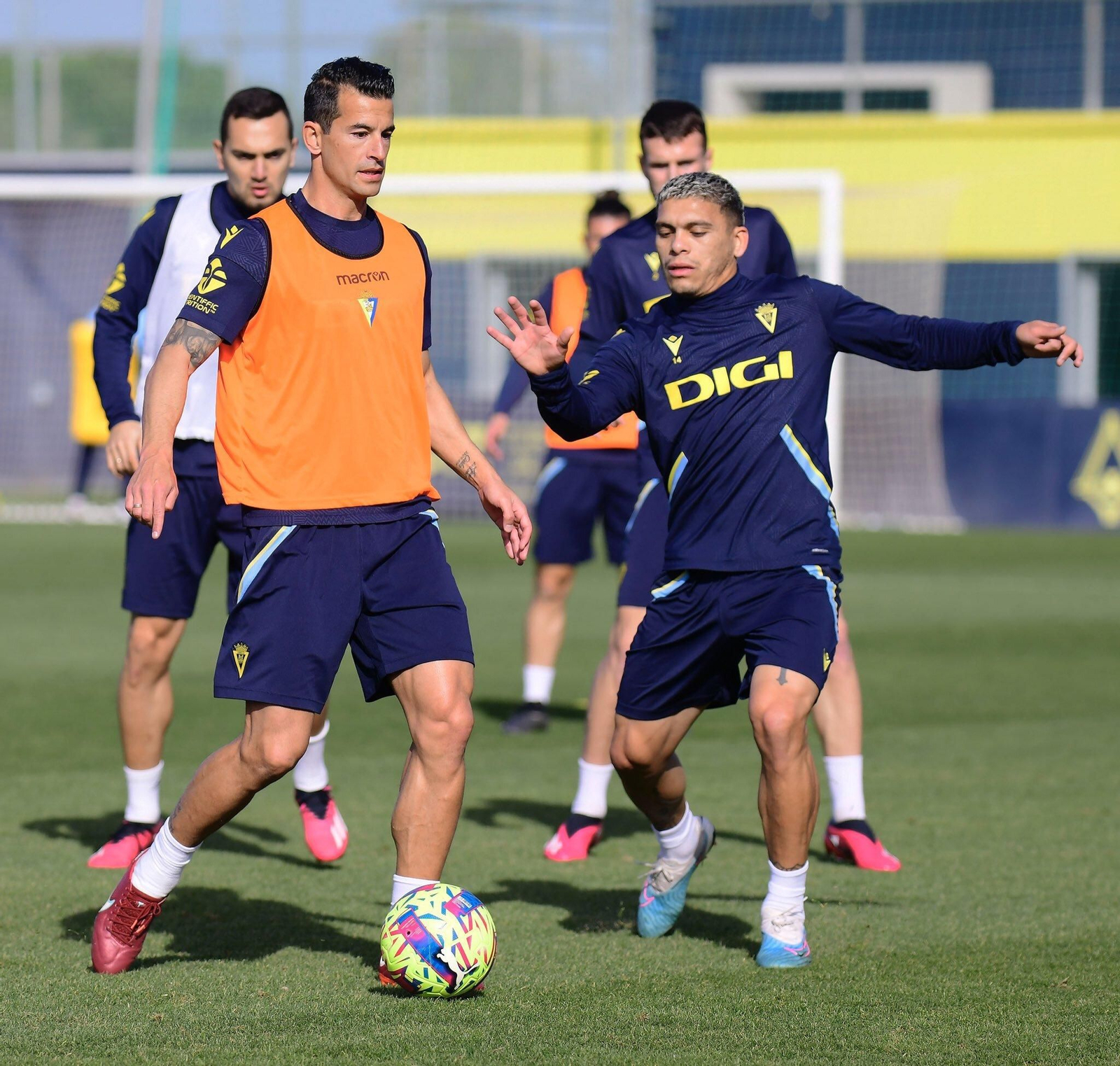 Luis Hernández y Brian Ocampo en un entrenamiento.