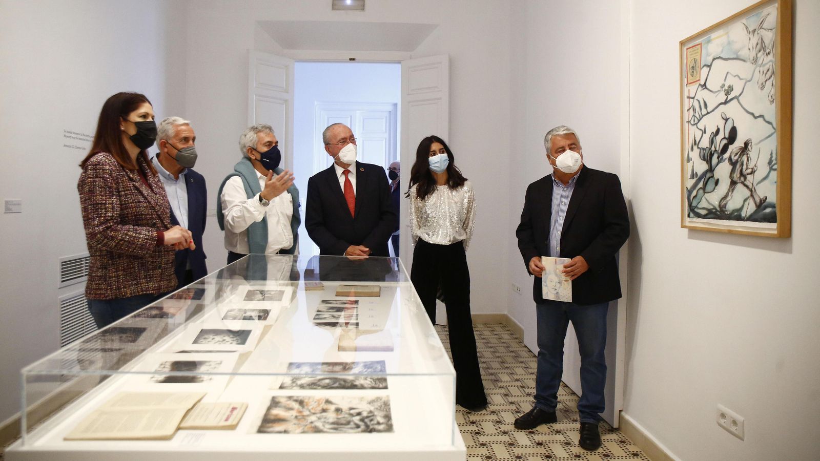 El artista presenta la muestra al alcalde y otras autoridades.