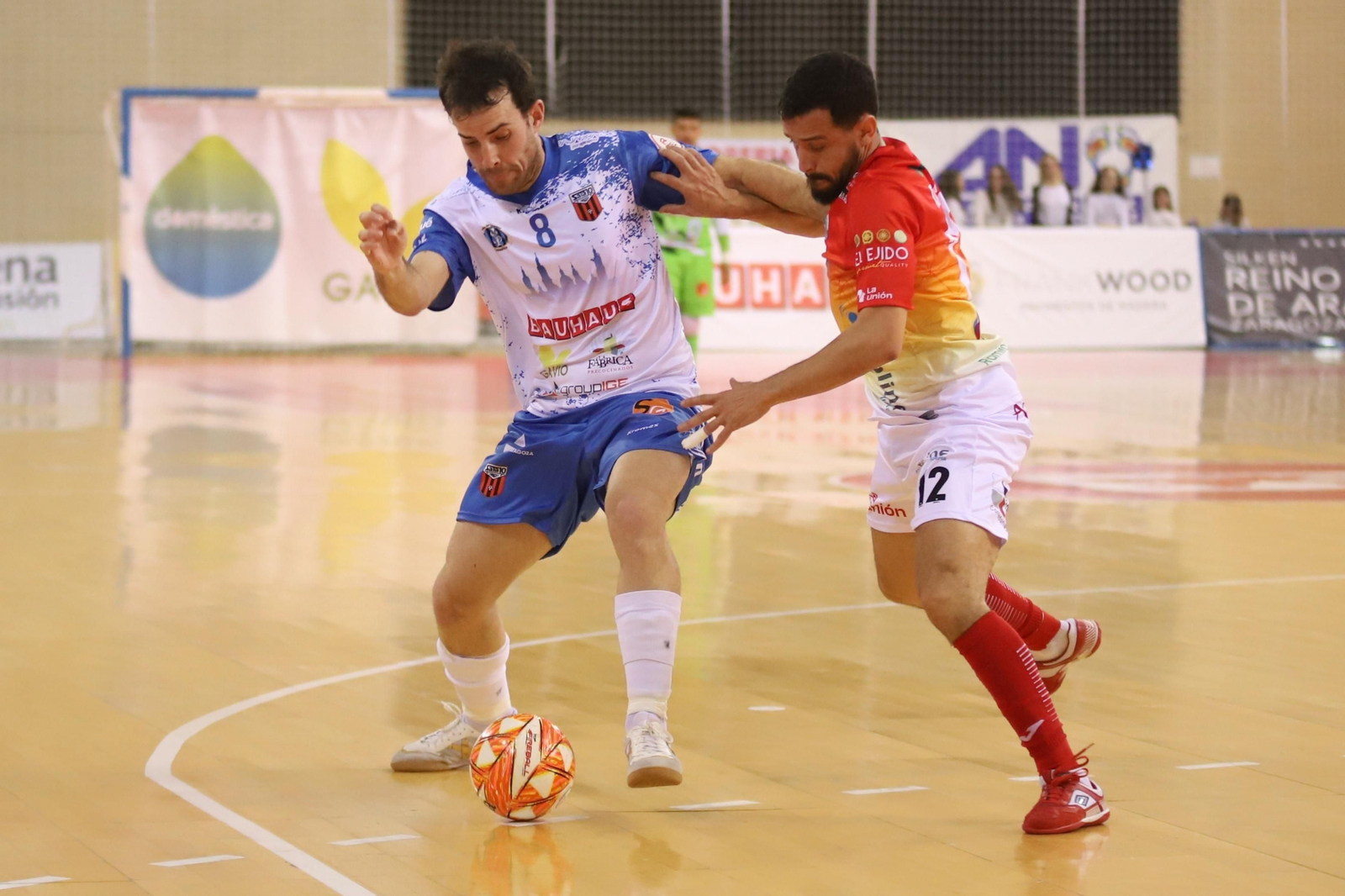 Richi Felipe y Rahali pelean por un balón en el encuentro disputado en tierras aragonesas.