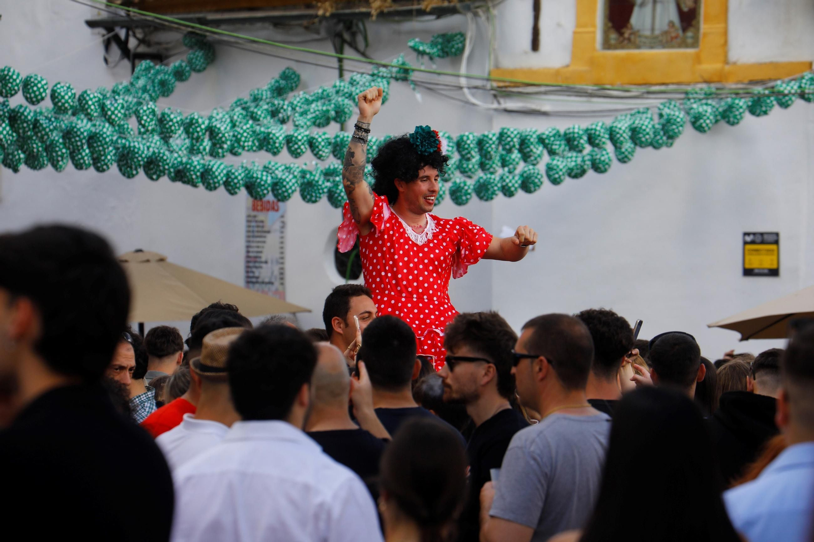 Las mejores fotos de unas Cruces de Córdoba abarrotadas para dar la bienvenida al fin de semana