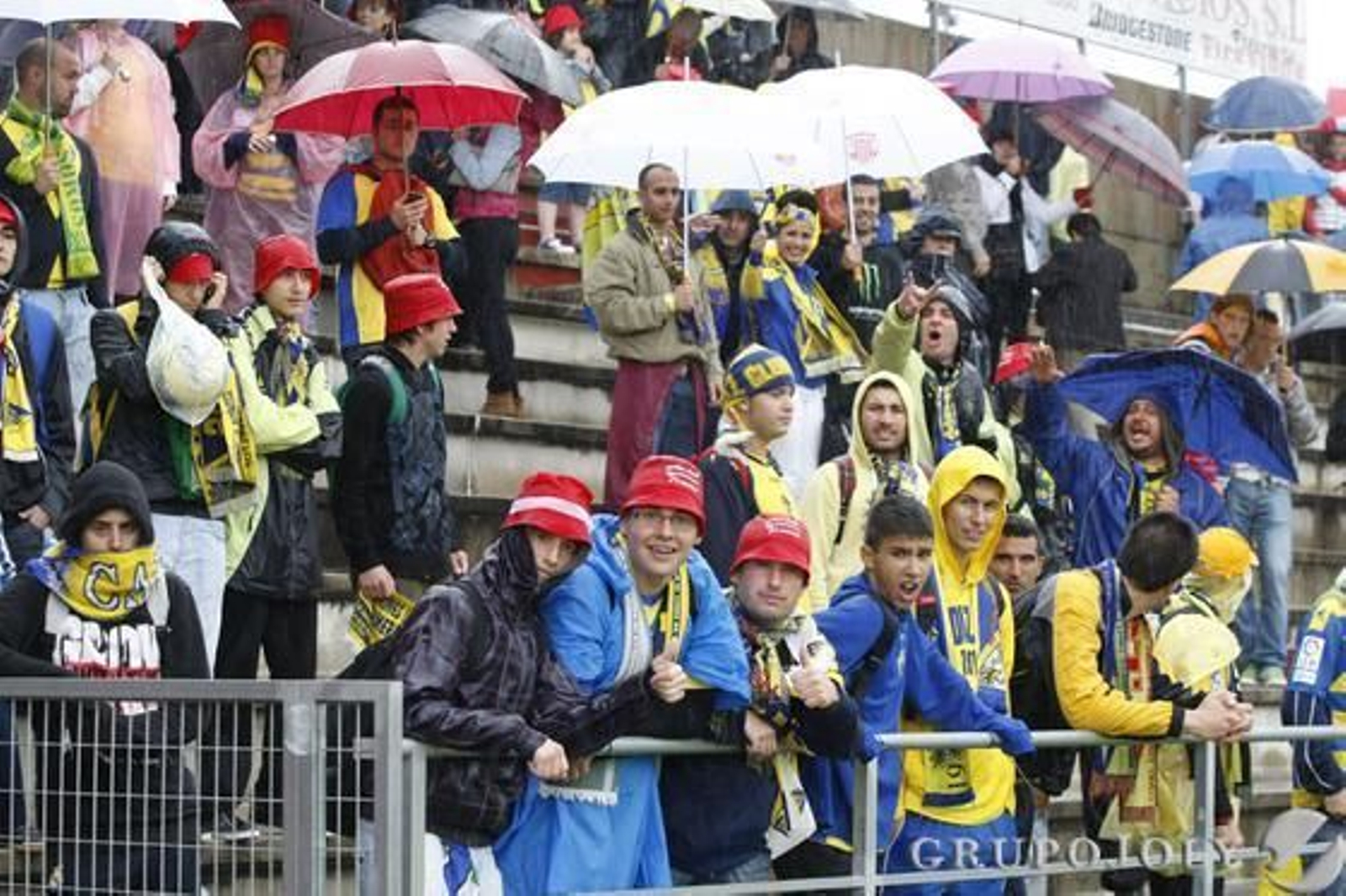 Color amarillo y muchos paraguas en la grada. 

Foto: LOF