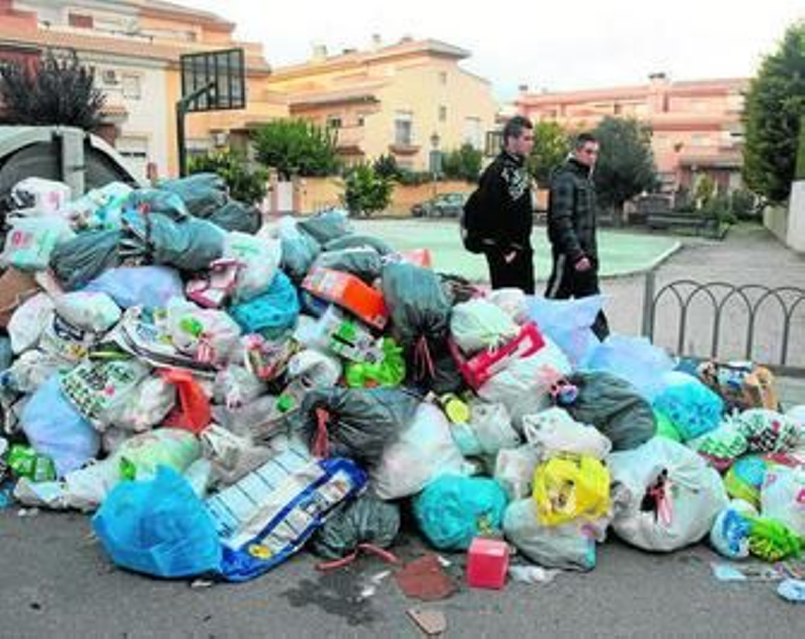 Basura acumulada en las calles de Ogíjares.