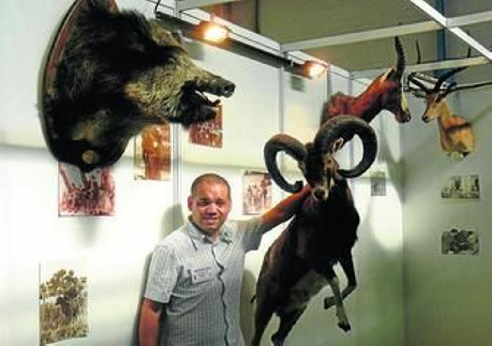 El taxidermista Juan Antonio Bautista junto a algunos de sus trabajos, que se pudieron ver en la Feria de Todos los Santos, en Niebla.