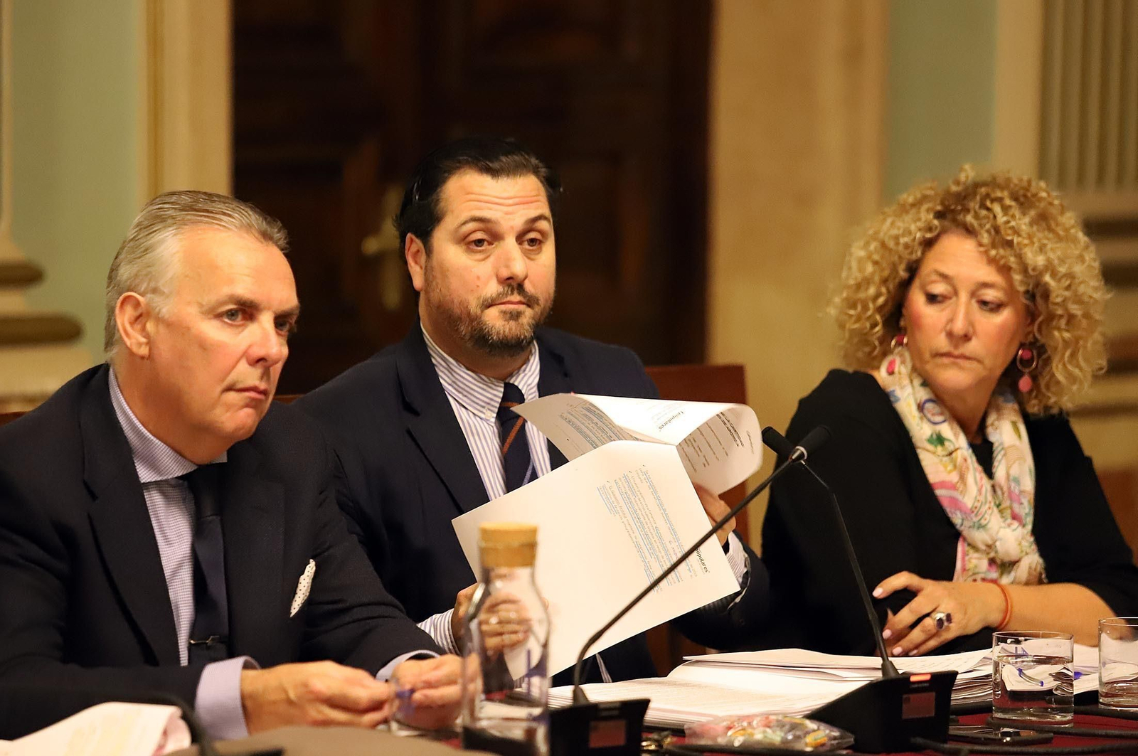 Imágenes del pleno del Ayuntamiento de Huelva