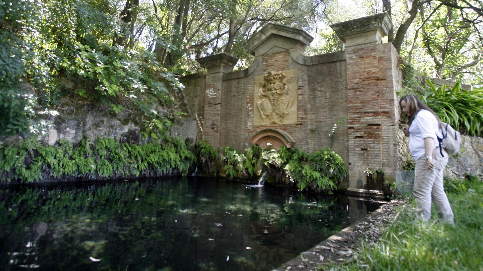 Una persona en una visita a los jardines.