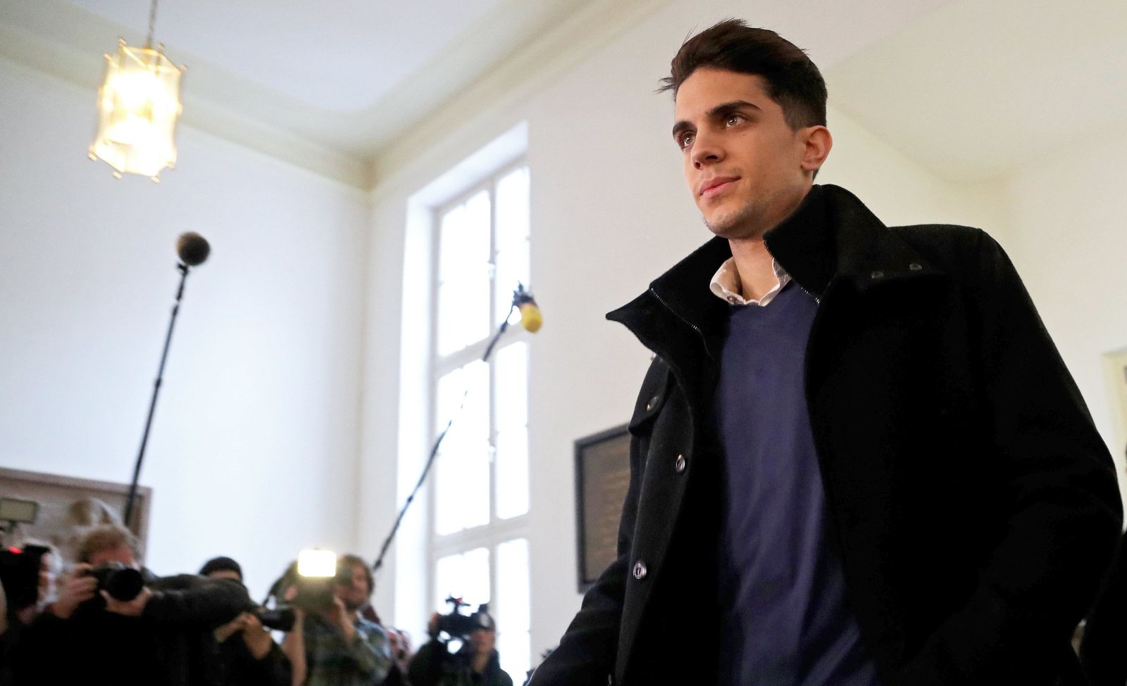 Batra llega al tribunal.