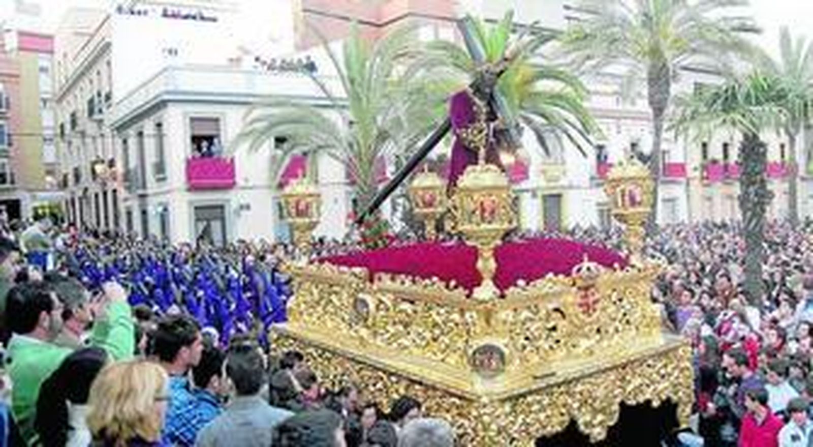 Numerosas personas se congregaron en la Plaza de San Pedro para contemplar en inicio de la estación de penitencia de la Hermandad de Pasión.