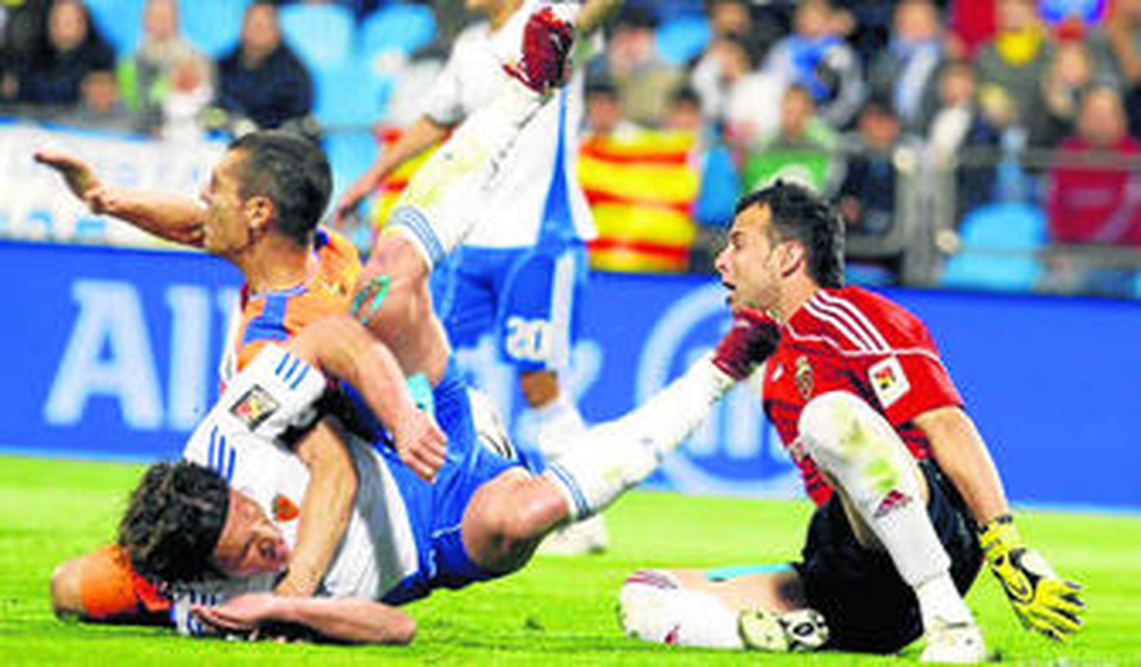 Lanzaro cae en el área del Zaragoza tras un choque junto a Casquero y Doblas.