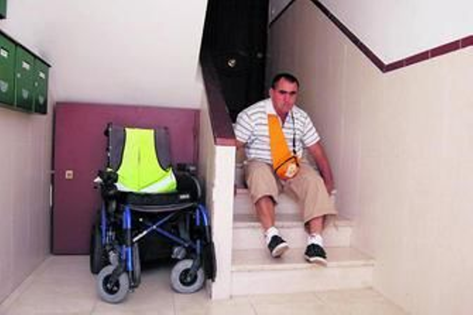 Francisco Aguilera, subiendo de espaldas los primeros escalones de su bloque para acceder al cuarto piso. Francisco Aguilera, subiendo de espaldas los primeros escalones de su bloque para acceder al cuarto piso.