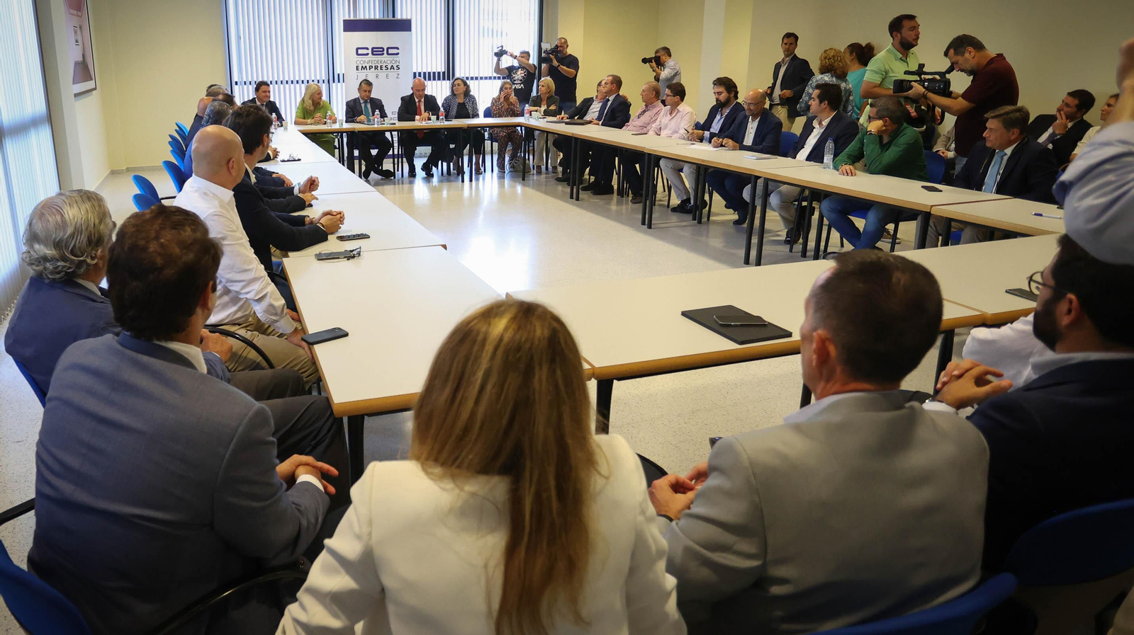 Sanz se reúne en Jerez con empresarios para analizar medidas económicas en la Confederación de Empresarios.