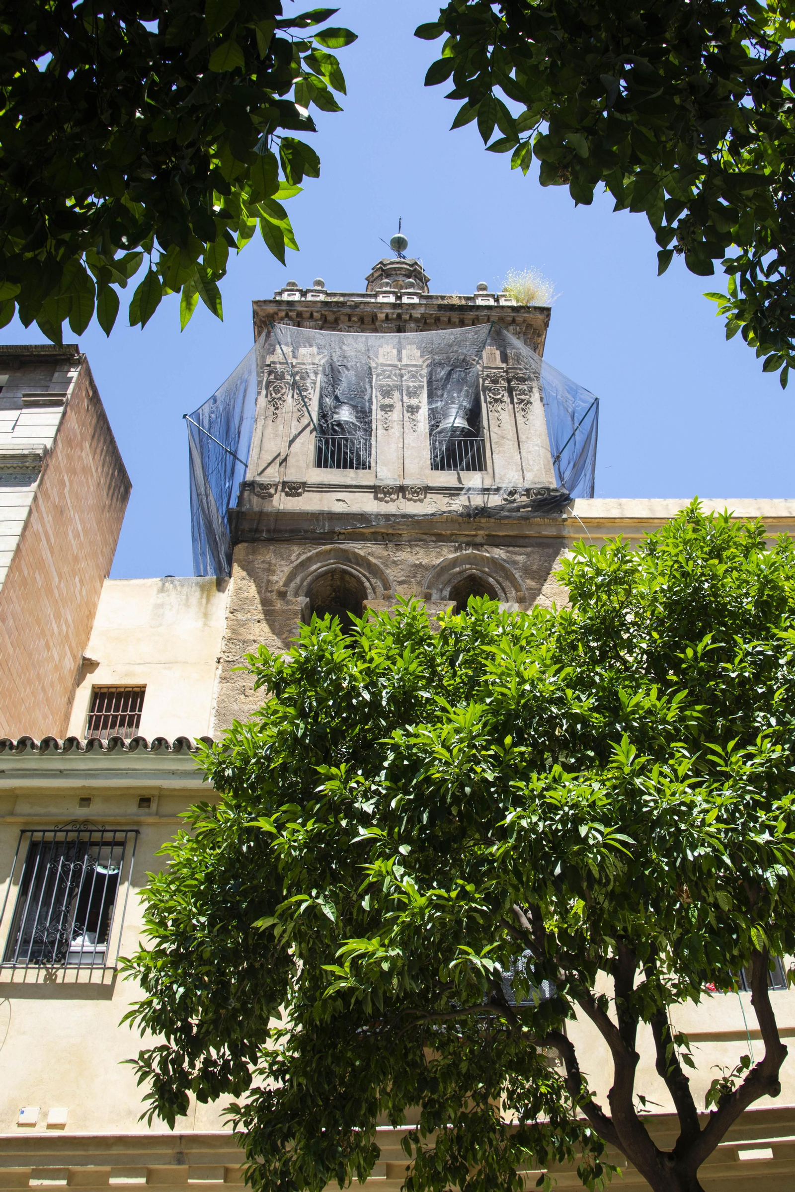 La torre protegida por mallas para evitar desprendimientos.