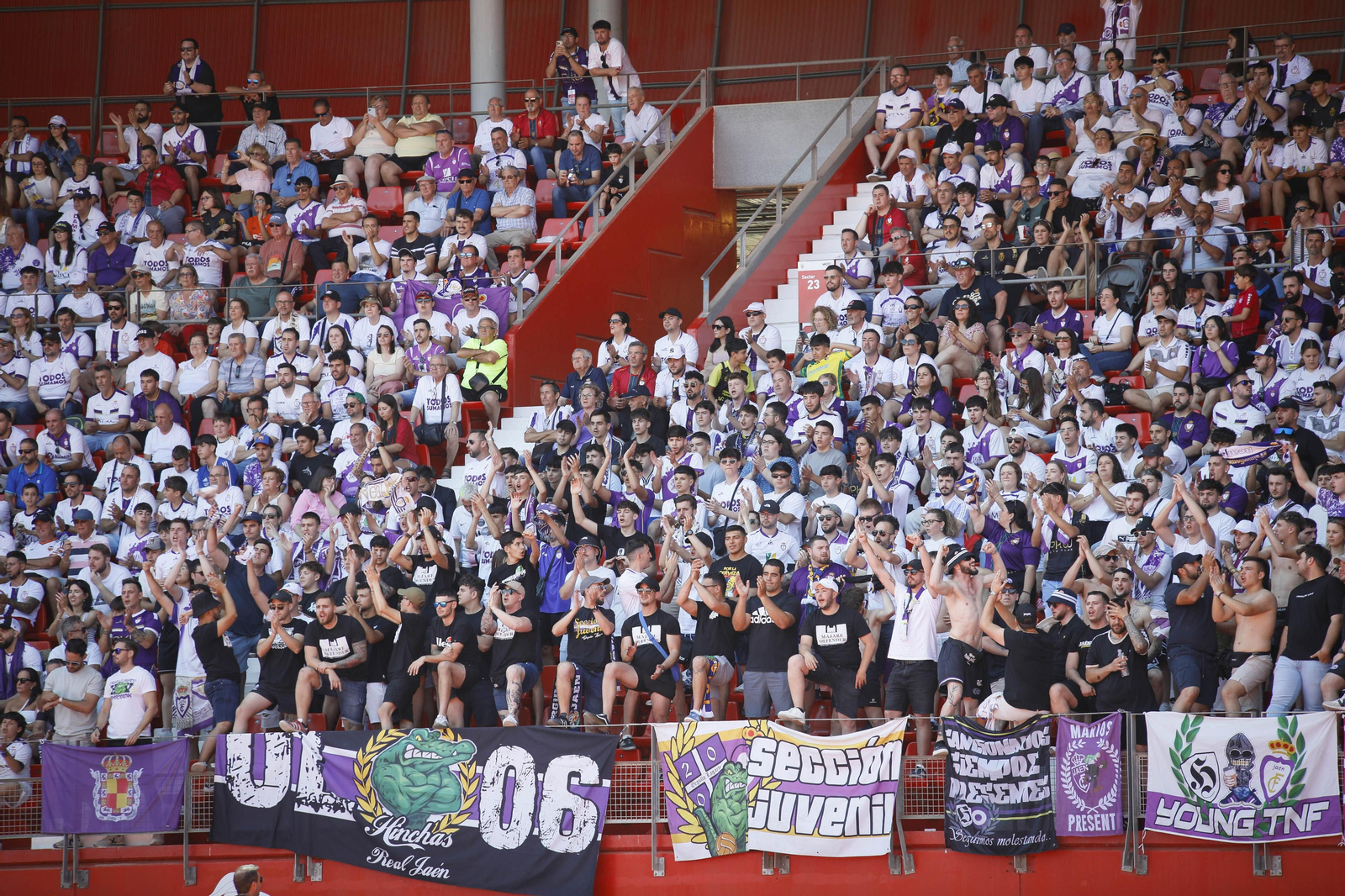 La afición lagarta tiñe de blanco y morado el Power Horse Stadium, en imágenes La afición lagarta tiñe de blanco y morado el Power Horse Stadium, en imágenes