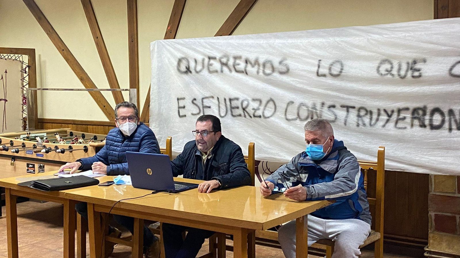 El presidente de la Hermandad de Ánimas, Alfonso Serrano Marín, ha convocado reuniones con los socios (prácticamente el pueblo entero) para adoptar todas y cada una de las decisiones sobre los pasos a dar ante el conflicto con el Obispado por la propiedad de los locales anexos a la iglesia