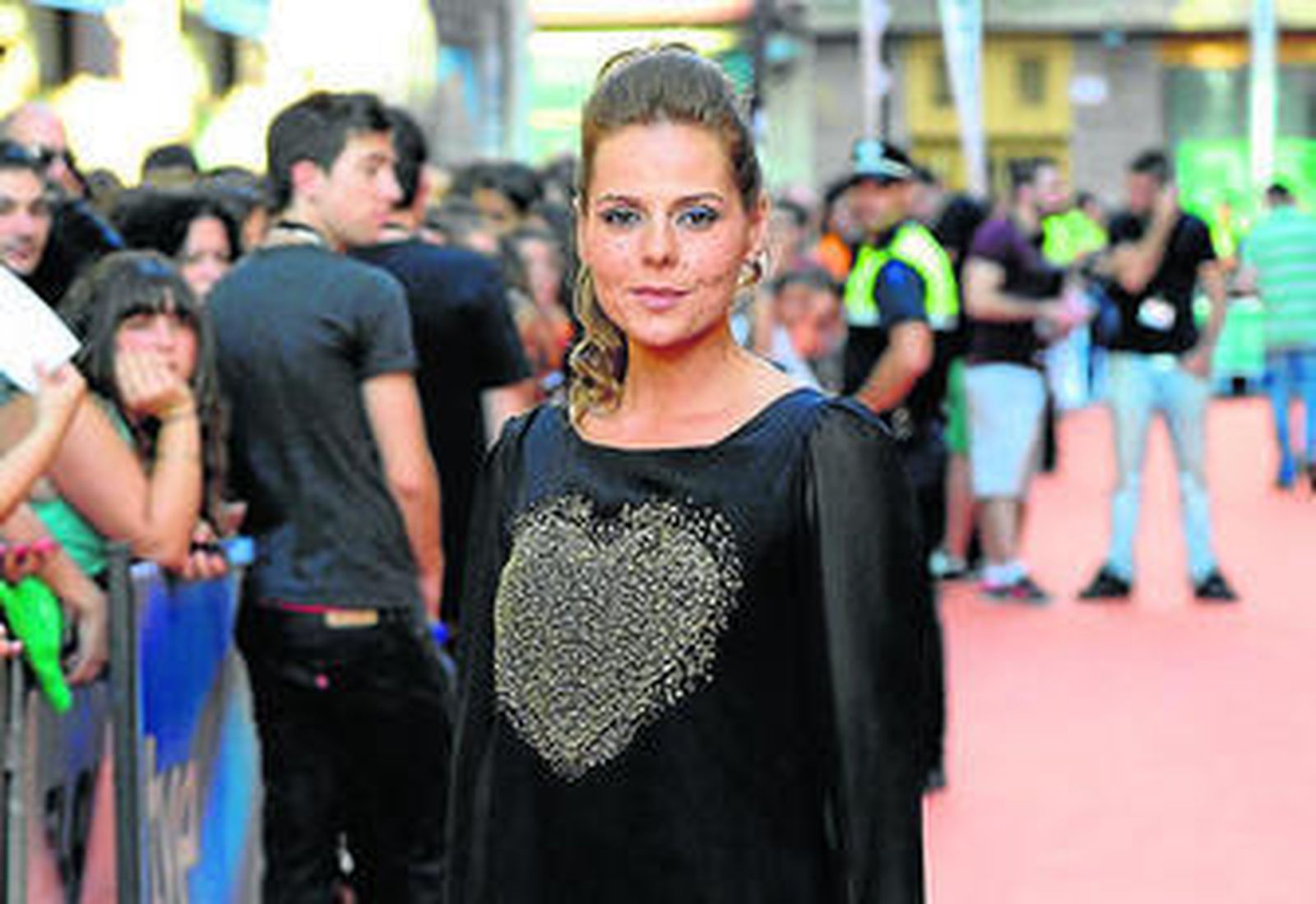 La actriz Myriam Gallego posa en la alfombra naranja del FesTVal de Vitoria, celebrado recientemente.