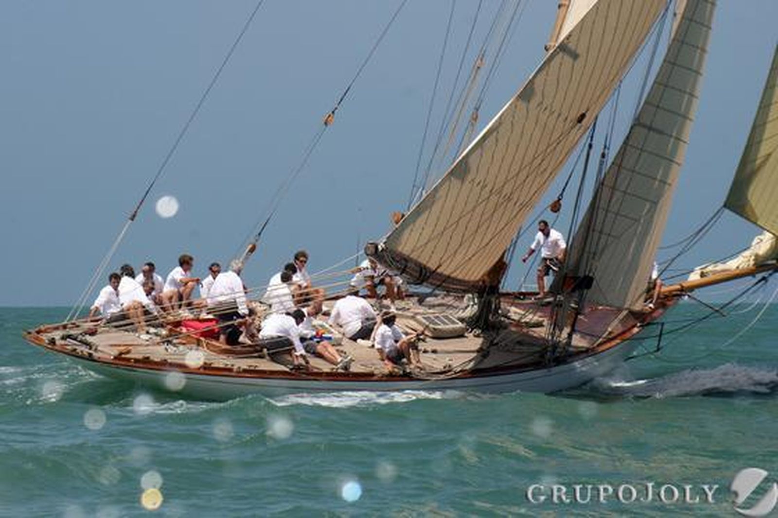 Una imagen del velero vencedor, Tuiga, y sus tripulantes  Foto: J.D. Corzo