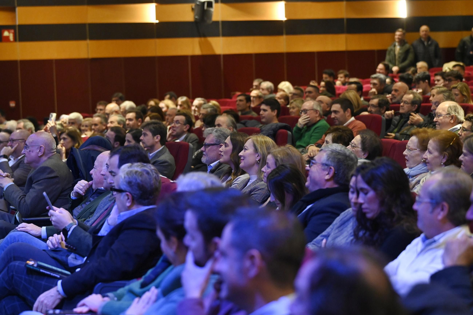 Juanma Moreno presenta en Córdoba su libro 'Manual de convivencia', en imágenes