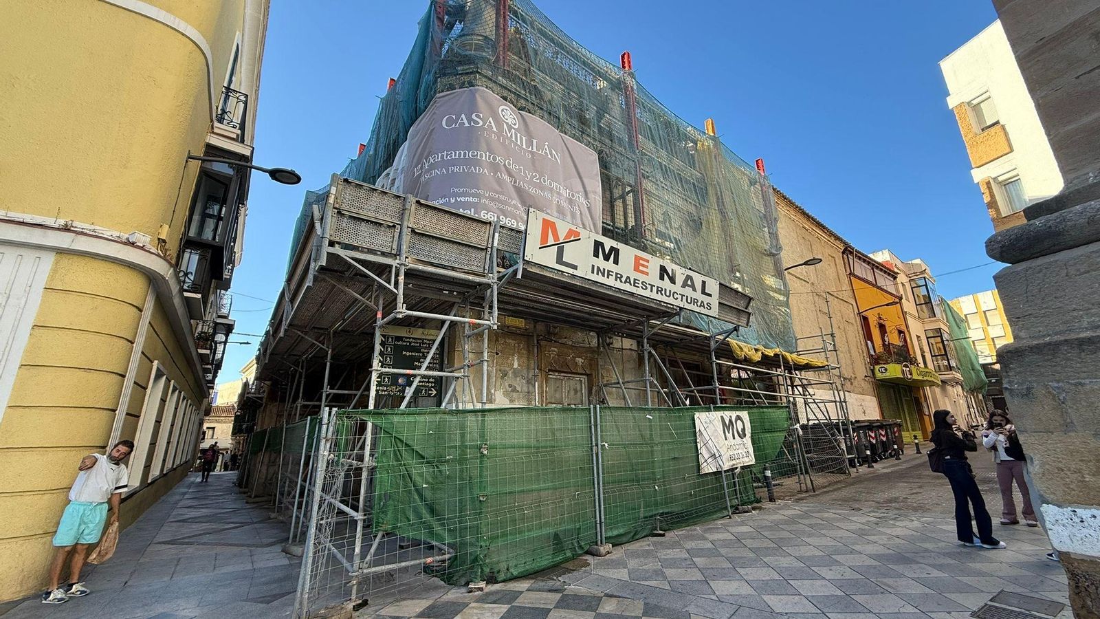 La Casa Millán, con el cartel que anuncia el proyecto.