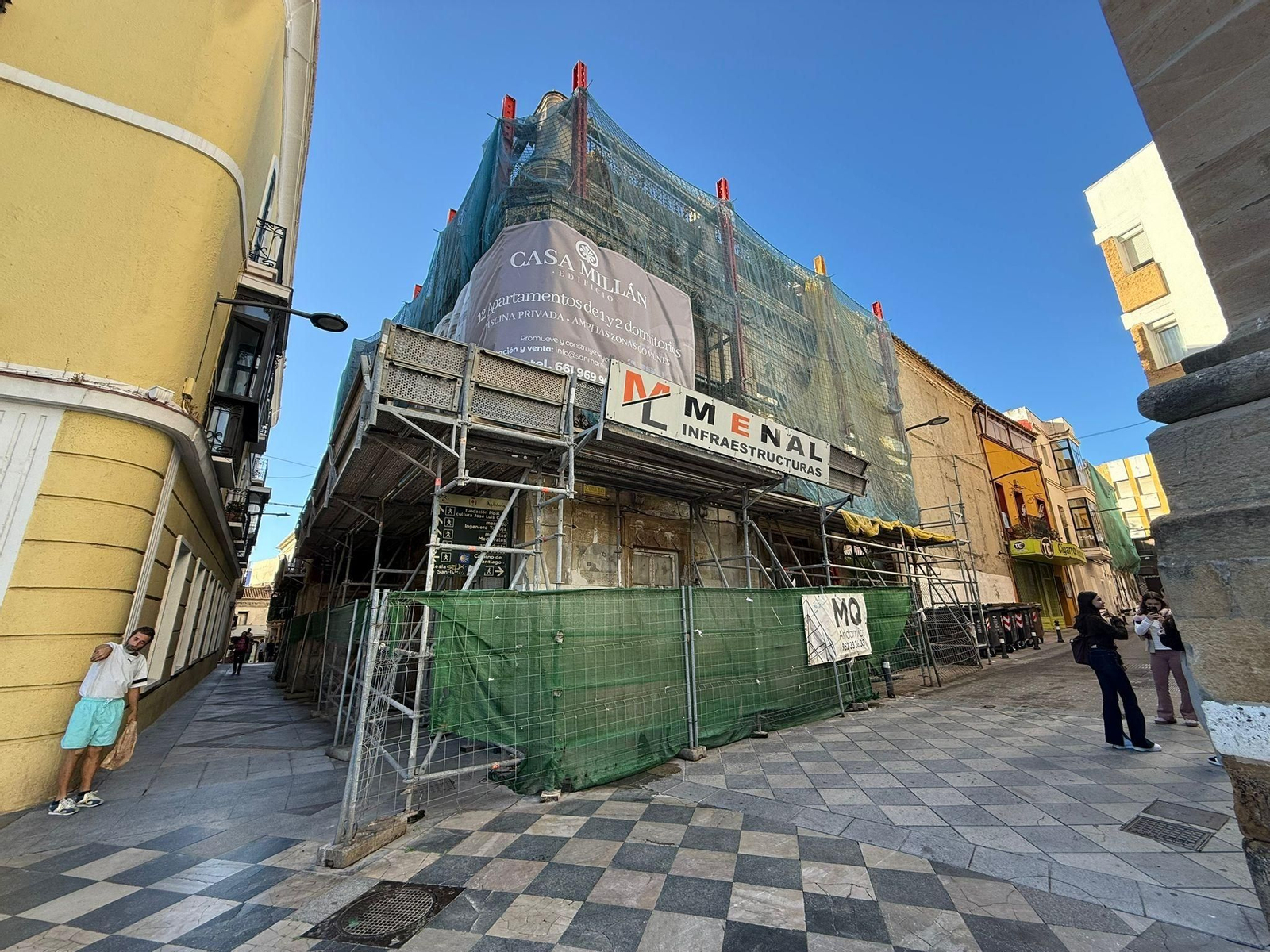 La Casa Millán, con el cartel que anuncia el proyecto.