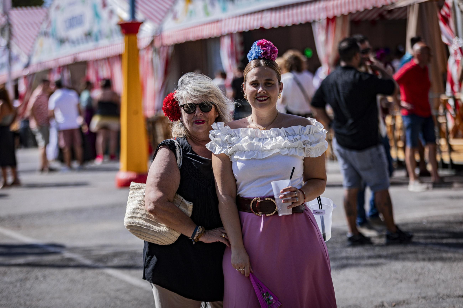 Búscate en las imágenes del Día de la Mujer de la Feria del Carmen y de la Sal de San Fernando