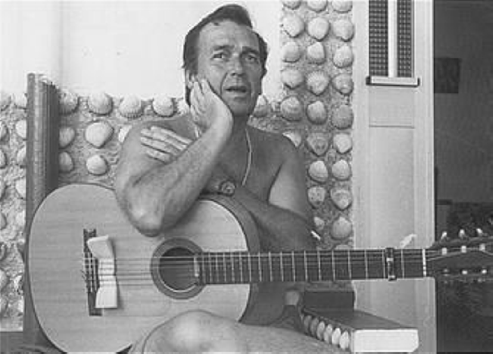 El genuino guitarrista Ramón de Algeciras posa junto a una guitarra, en una imagen de archivo.