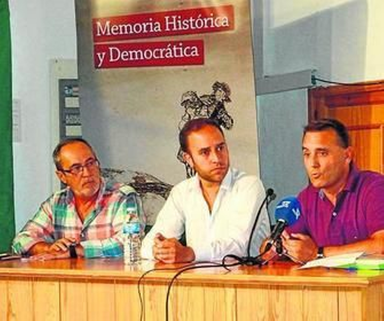 El alcalde, con el responsable del guión y el director de Memoria Histórica.