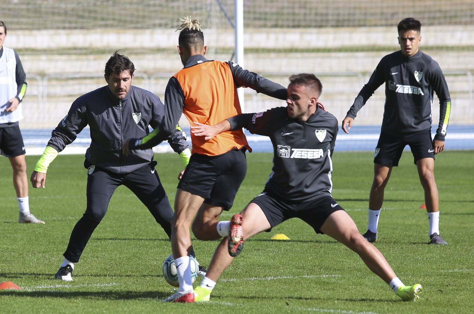 Adrián, Renato Santos y Lombán pisan césped