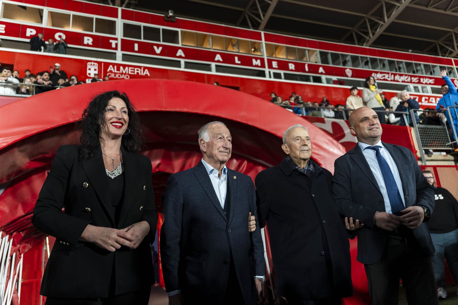 Fotogalería del partido homenaje a Guillermo Blanes entre los veteranos de la UD Almería y el FC Barcelona