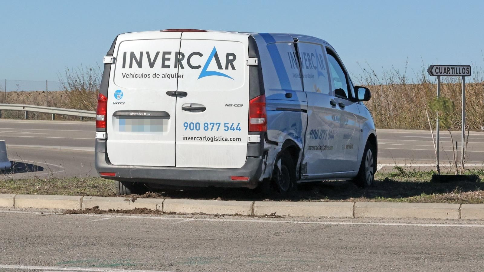 La furgoneta de alquiler, este mediodía en la rotonda de accceso a Cuartillos.