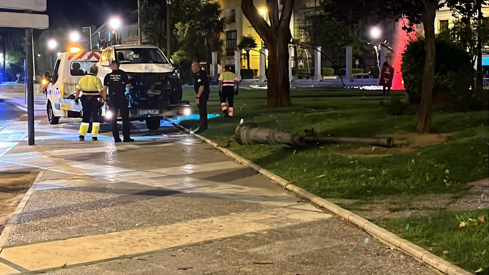 La grúa, retirando el vehículo junto a la farola derribada en el Mamelón.