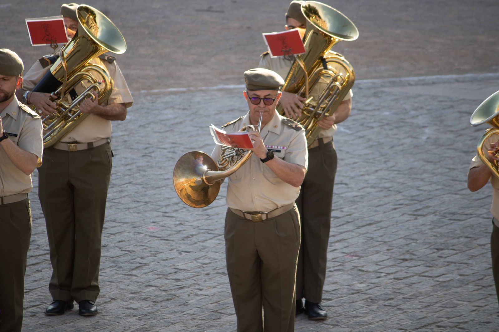 Las bandas de música se lucen antes del Día de las Fuerzas Armadas en Granada