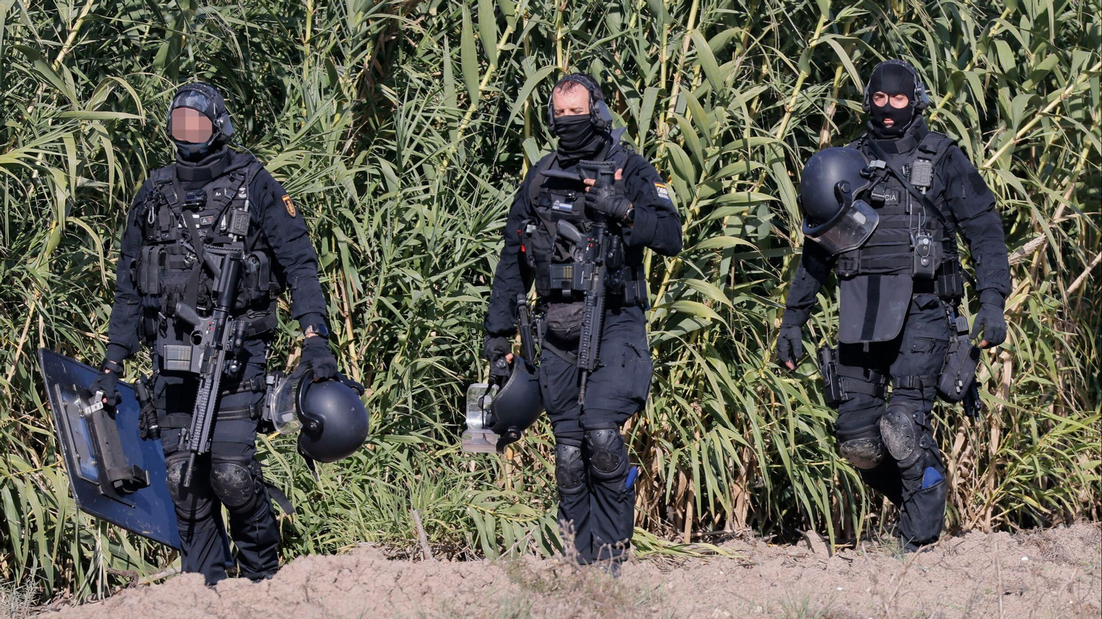 Tres agentes de los GEO, el sábado en las proximidades de la nave investigada en Isla Mayor.