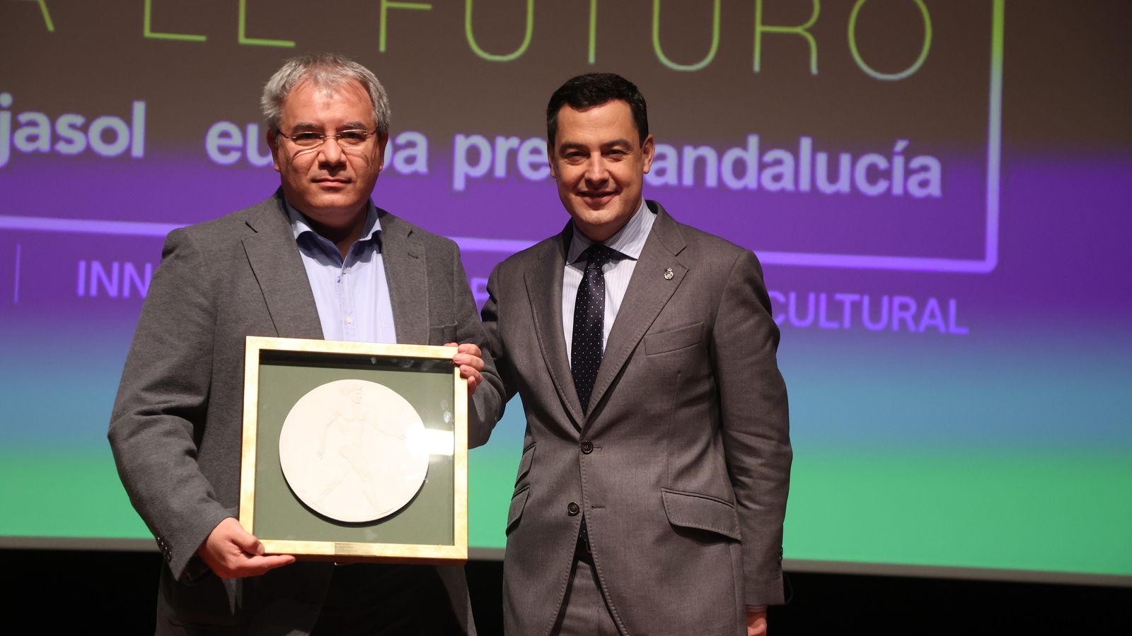 Javier Bernáldez, director de la plana de Sevilla, recibió el premio Andalucía hacia el futuro de manos del presidente de la Junta, Juan Manuel Moreno Bonilla.