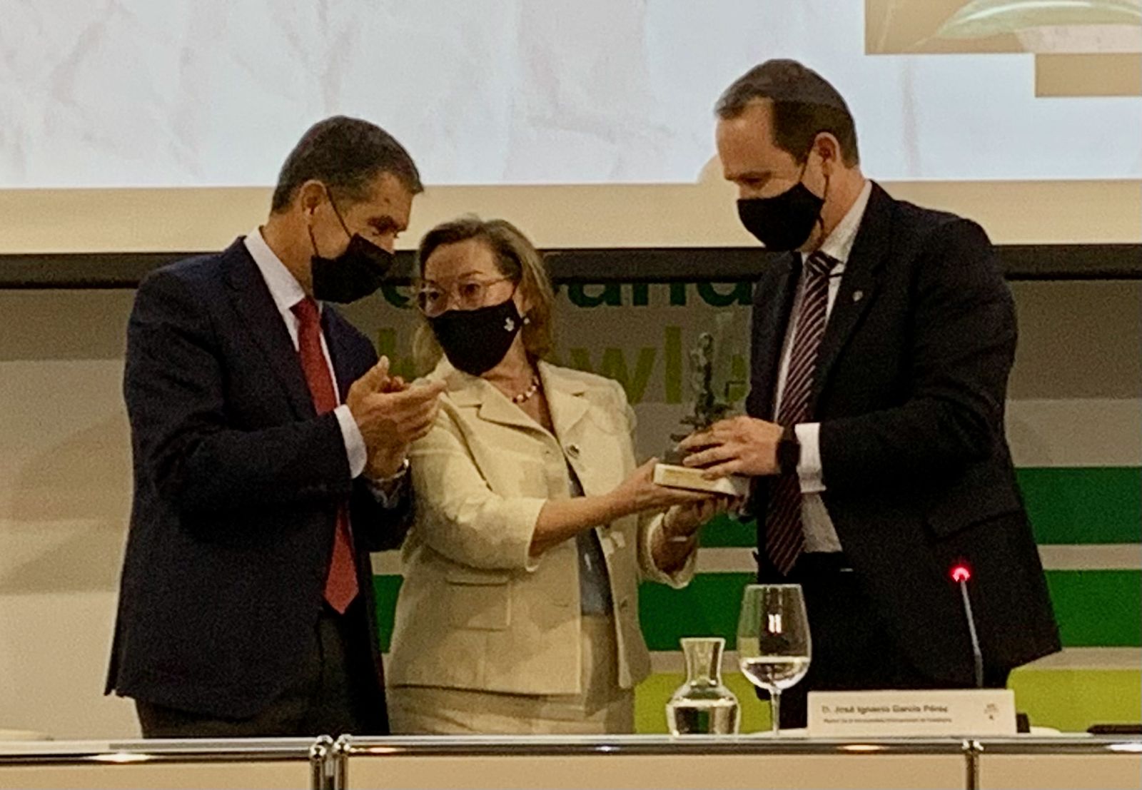 Lorenzo del Río (izquierda) y José Ignacio García entregan el premio a Begoña Rodríguez