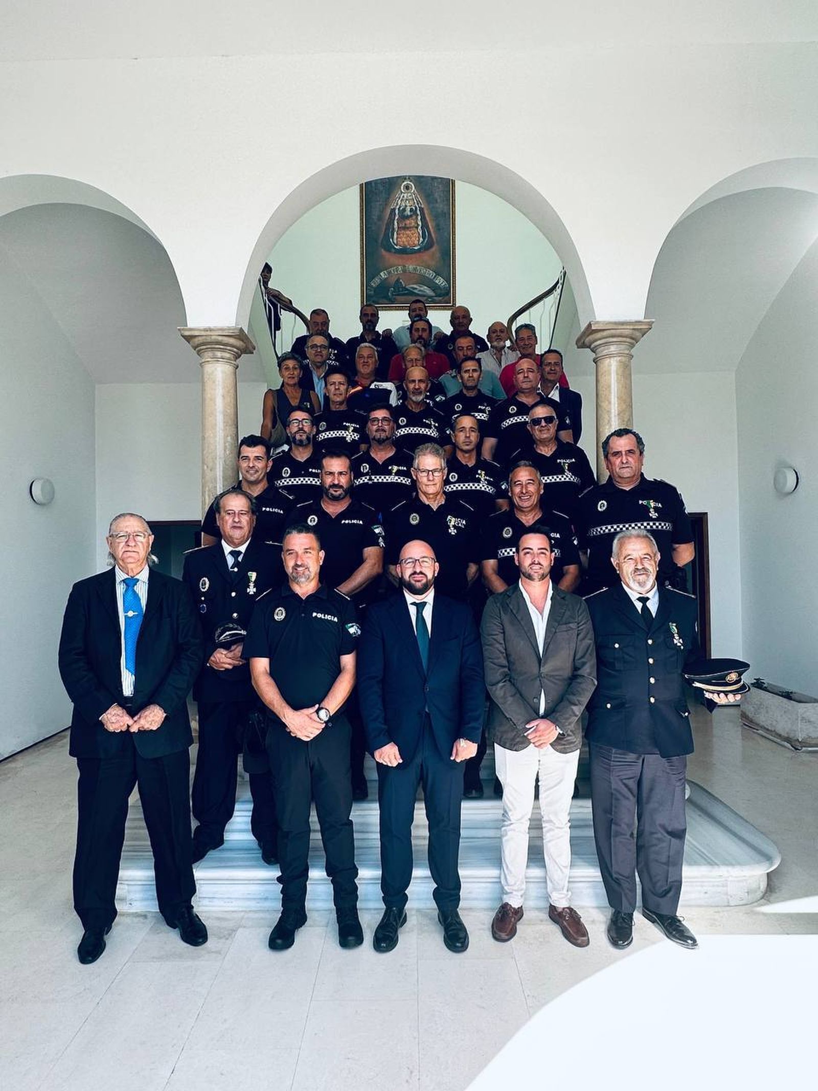Los policías locales galardonados, en una foto de familia con el alcalde y el concejal del Cuerpo en la escalera de la Casa Consistorial.