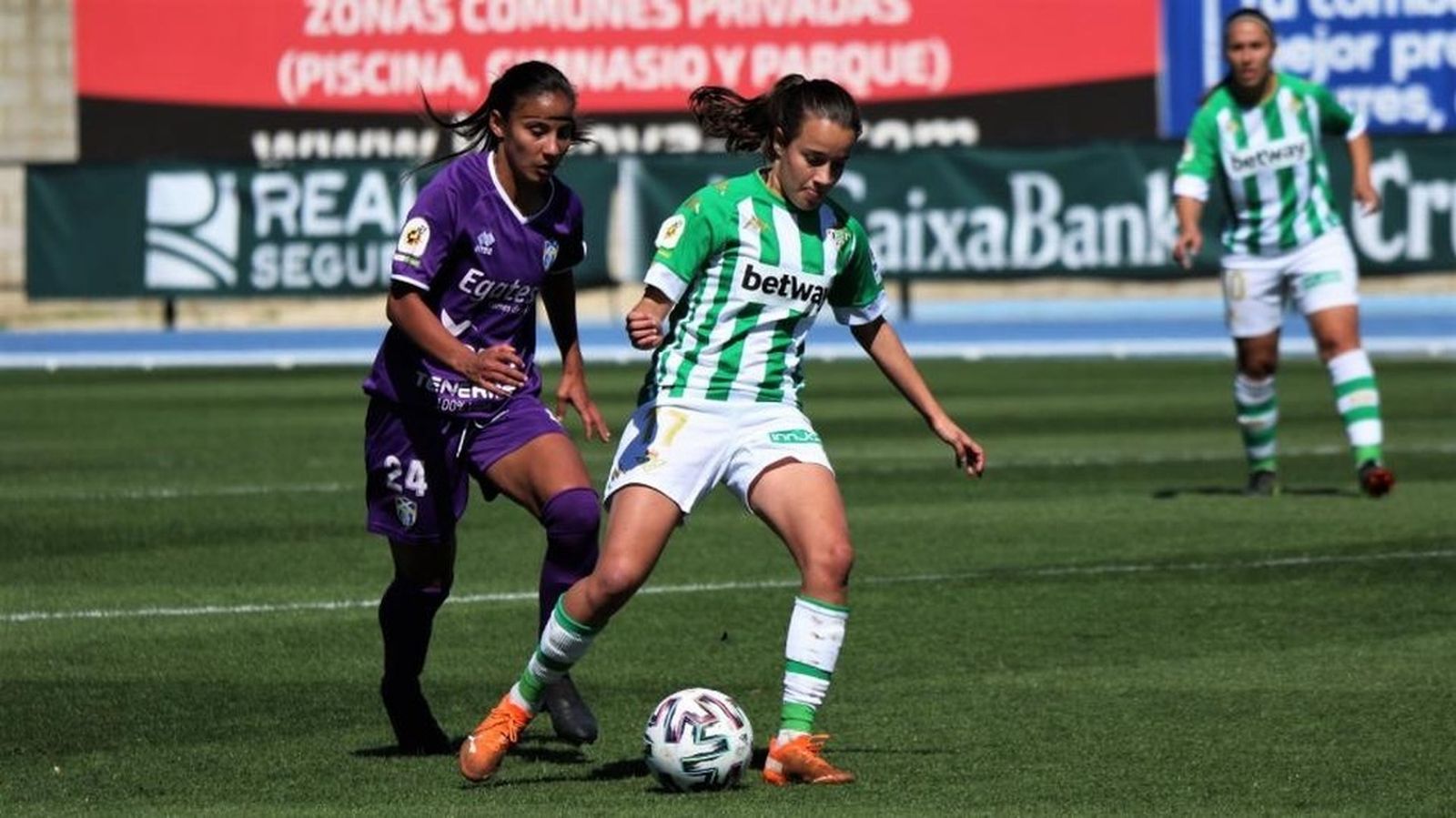 La bética Rosa Márquez controla ante la presión de una rival.
