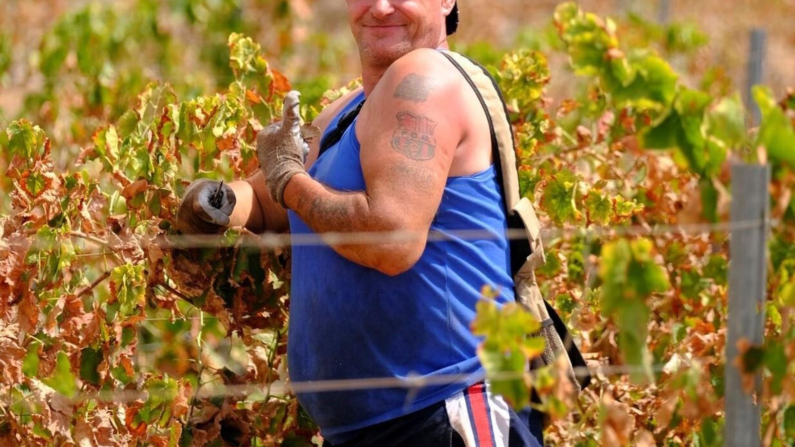 Emilio Dracota, temporero rumano, muestra su tatuaje del Barcelona.