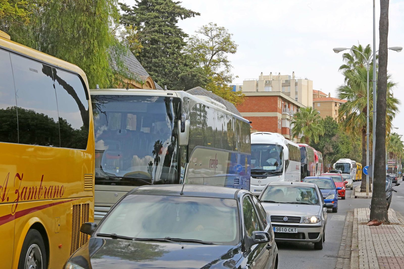 Imagen reciente de autobuses de turistas aparcados en la avenida Duque de Abrantes.