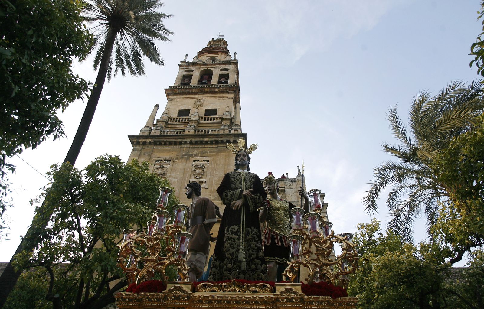 Nuestro Padre Jesús de la Sentencia junto a la Mezquita-Catedral.