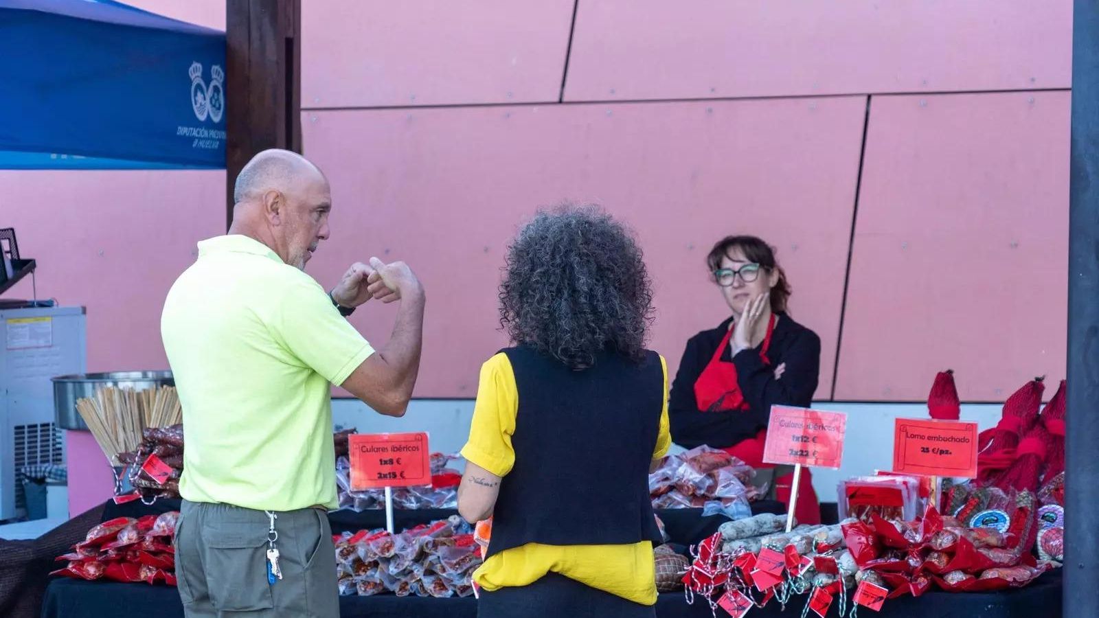 Uno de los puestos de chacinas en el Muelle de las Carabelas de La Rábida.