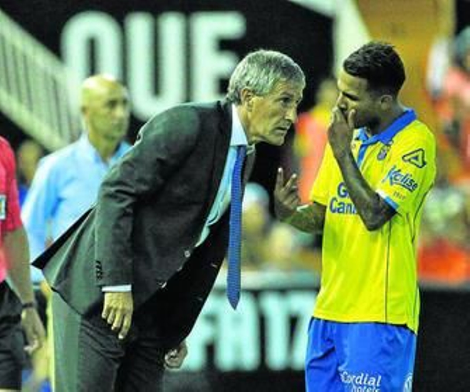 Quique Setién charla en la banda de Mestalla con Jonathan Viera, uno de los pilares de su sistema.