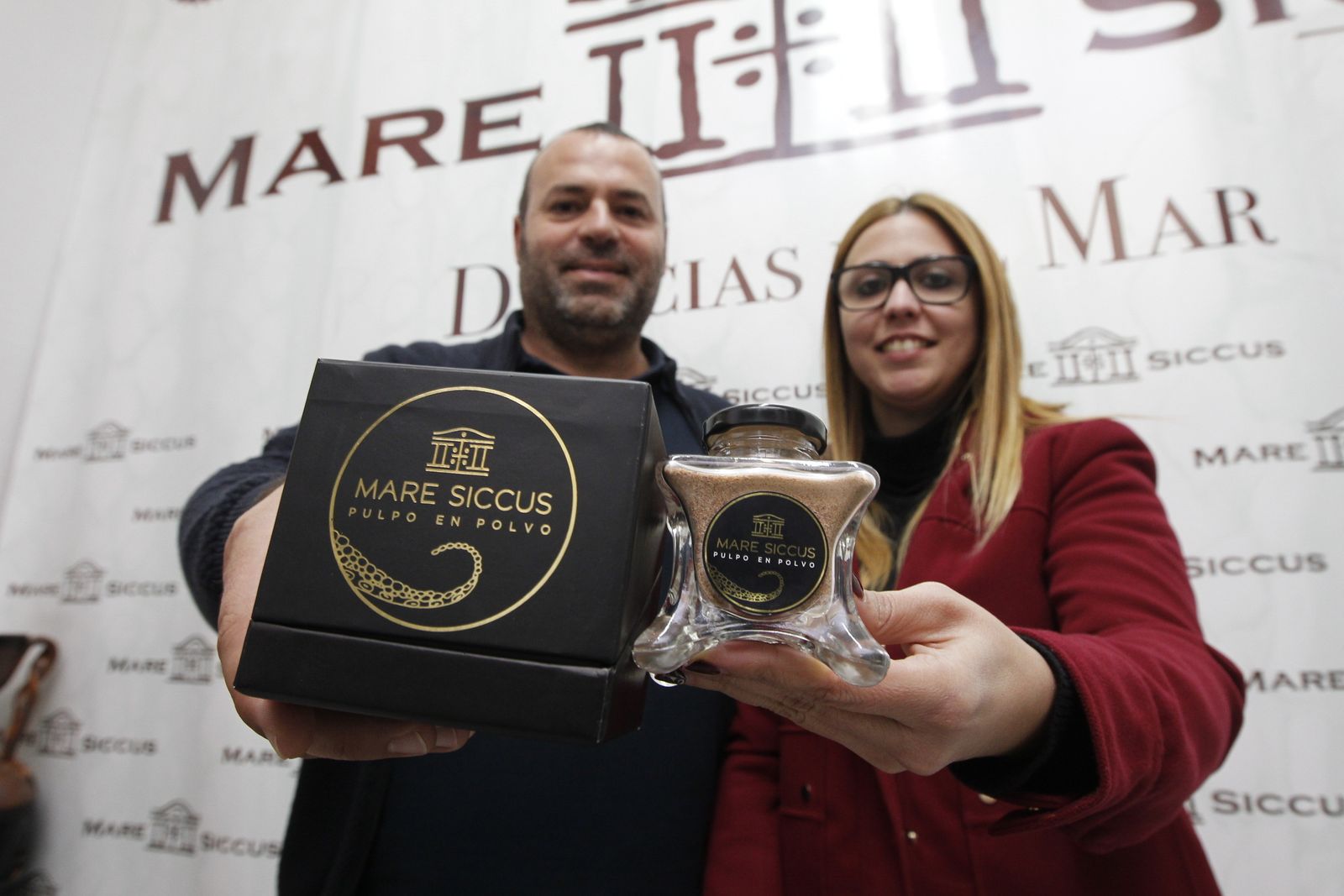 Eusebio y María José Alcázar muestran el polvo de pulpo seco, la gran novedad lanzada este 2017 por la empresa, y que se ha convertido en imprescindible para muchos restaurantes con estrella Michelin.