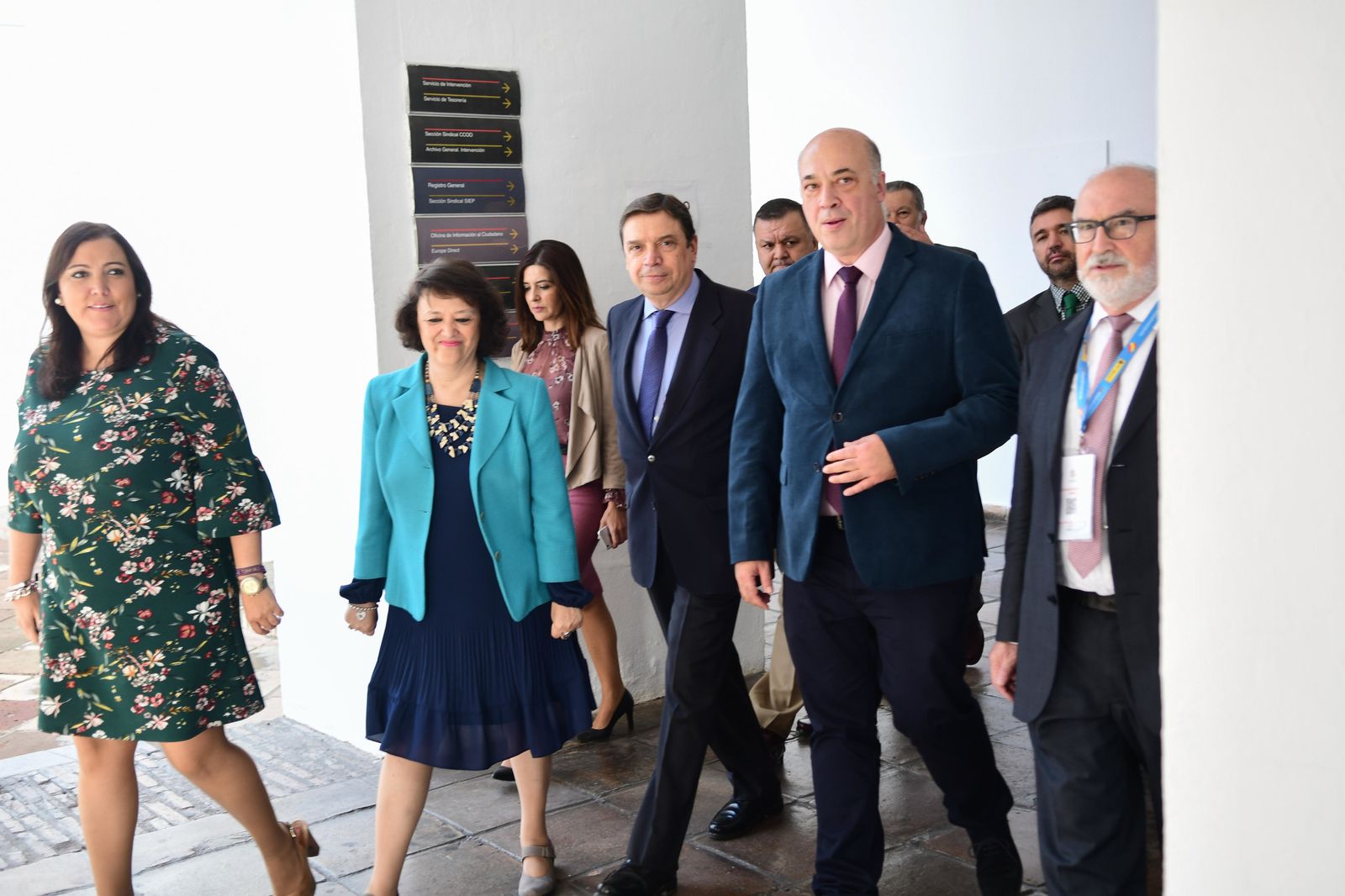El ministro de Agricultura, Luis Planas, en el centro, ayer a su llegada a la Diputación.