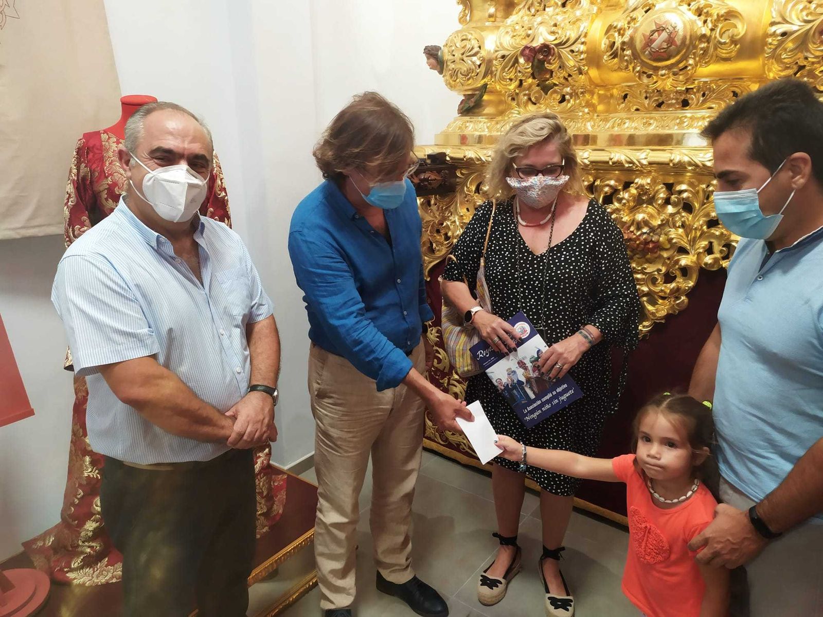 Donación de la cofradía de la Sentencia a la Asociación de Reyes Magos de Cádiz.