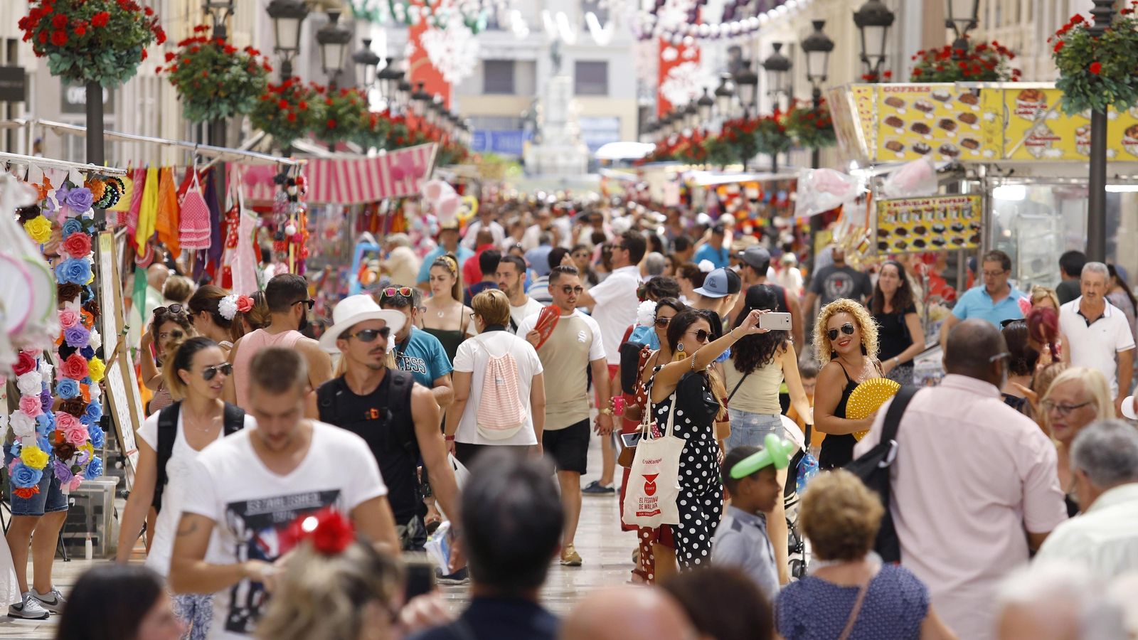 Ambiente en la calle Larios en la Feria de Málaga.