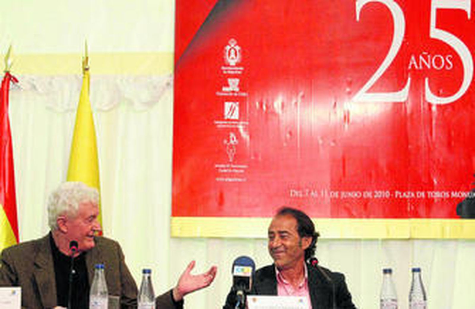 El escritor Félix Grande, izquierda, conversa durante la tertulia con el matador de toros Luis Francisco Esplá, ayer en la carpa de Las Palomas.