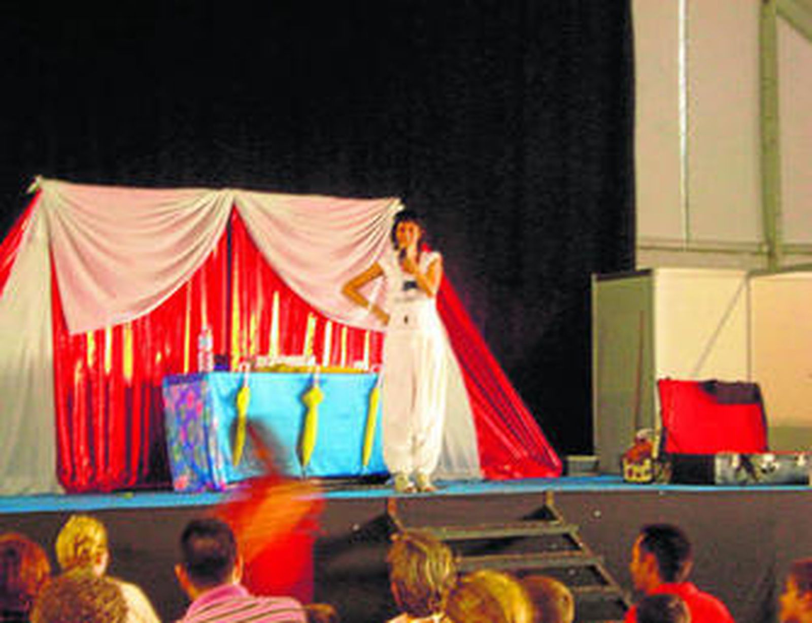 El teatro 'Piccolo Circo' comienza su actuación.