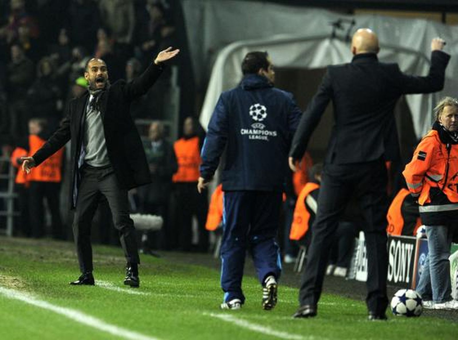 Guardiola discute una jugada con el entrenador danés. / AFP