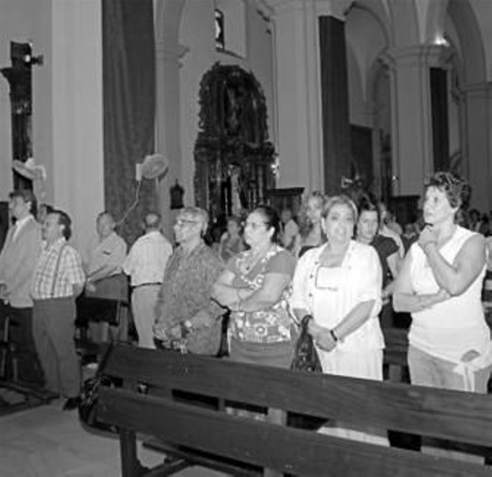Familiares de Camarón, entre ellos su viuda (segunda por la d.), en la misa.